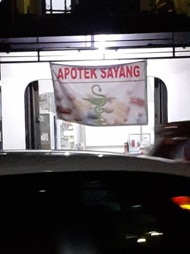 Nama toko yang bertema percintaan bikin cengar cengir melihatnya